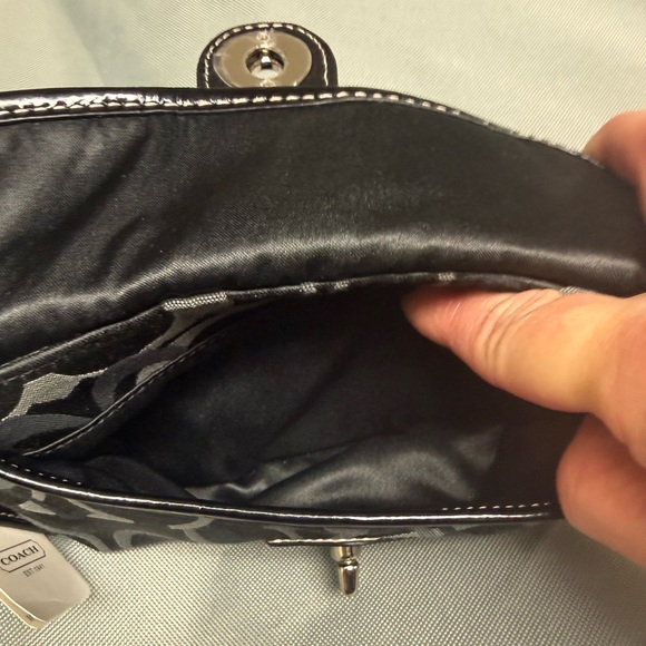 💕 NWT Vintage Coach Signature Turnlock Wristlet in black & grey monogram canvas